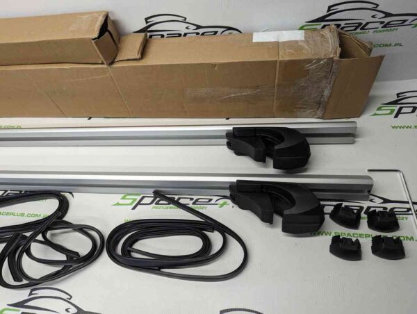 PXL_20250409_161554949_scaled.jpg Bagażnik dachowy bazowy belki poprzeczki Amazon Basics 132cm B083T53K3P na otwarte relingi.