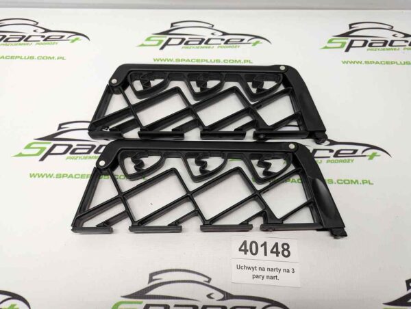 Uchwyt na narty na 3 pary nart.