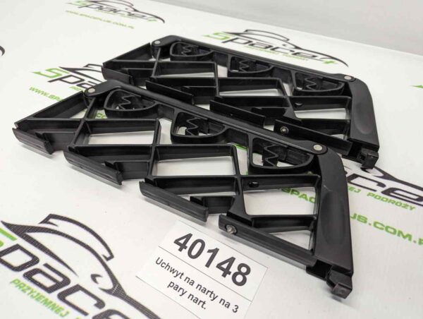 Uchwyt na narty na 3 pary nart.