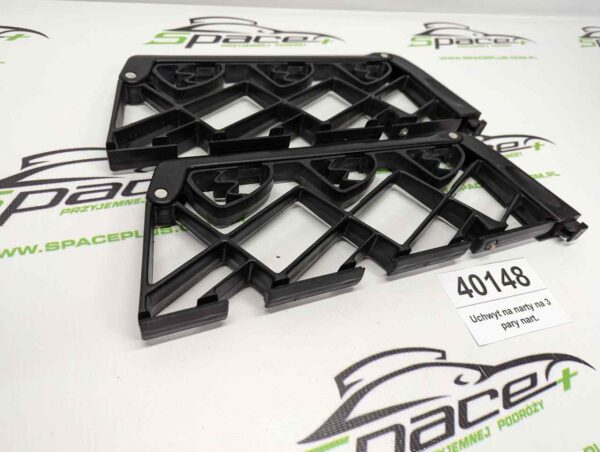 Uchwyt na narty na 3 pary nart.