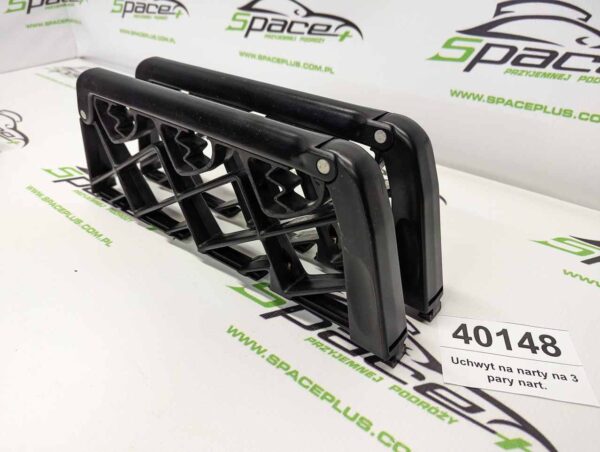 Uchwyt na narty na 3 pary nart.