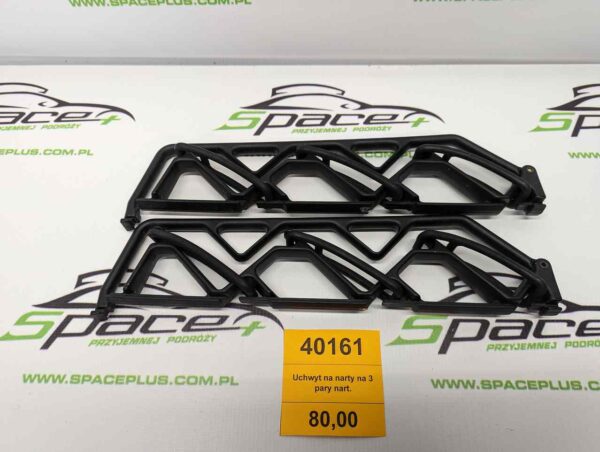 Uchwyt na narty na 3 pary nart.