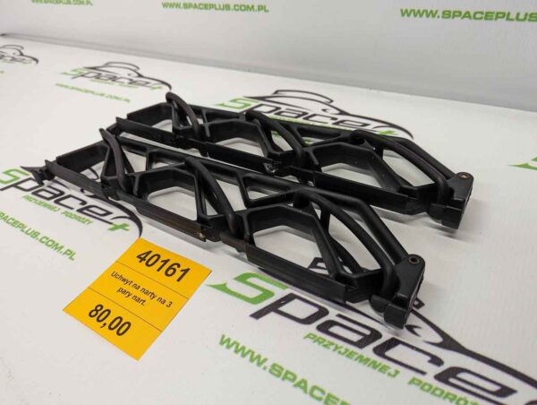 Uchwyt na narty na 3 pary nart.