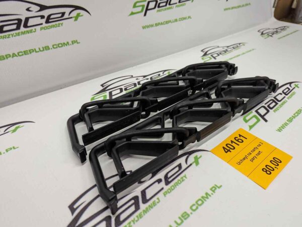 Uchwyt na narty na 3 pary nart.