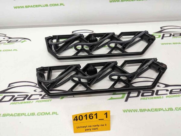 Uchwyt na narty na 3 pary nart.