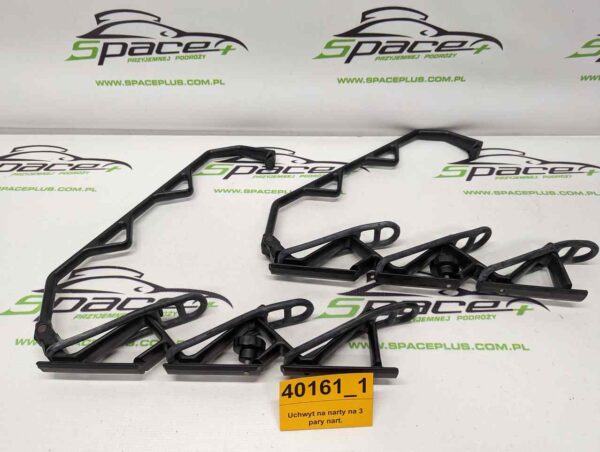 Uchwyt na narty na 3 pary nart.