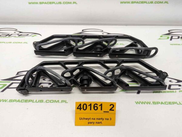 Uchwyt na narty na 3 pary nart.