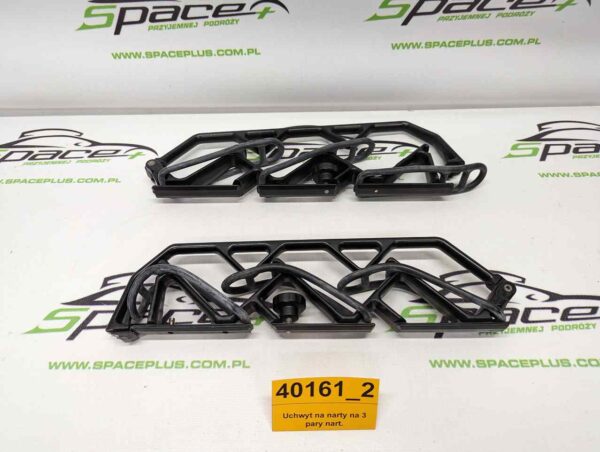 Uchwyt na narty na 3 pary nart.