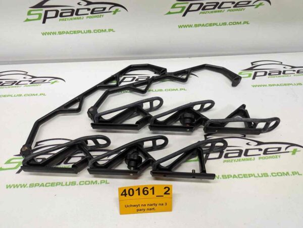 Uchwyt na narty na 3 pary nart.