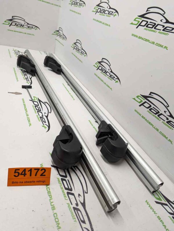 PXL_20251115_121701825_scaled.jpg Bagażnik dachowy bazowy belki poprzeczki Brio na otwarte relingi.