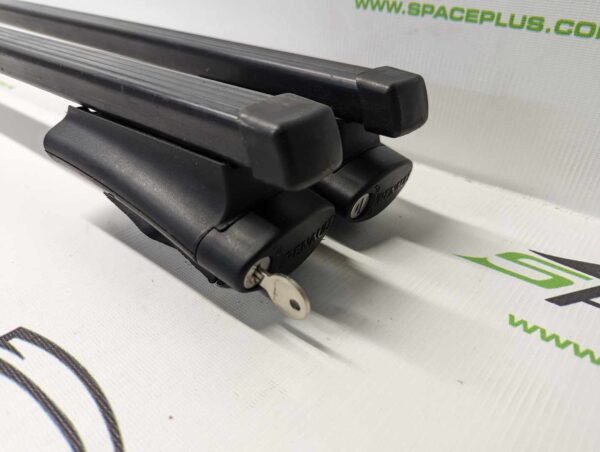 Bagażnik dachowy bazowy na otwarte relingi Thule 775 Squarebar 127cm z napisem Renault.