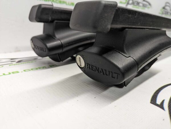 PXL_20250113_134213430_scaled-1.jpg Bagażnik dachowy bazowy na otwarte relingi Thule 775 Squarebar 120cm z napisem Renault.