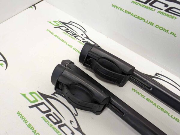 Bagażnik dachowy bazowy na otwarte relingi Thule 775 Squarebar 127cm z napisem Renault.