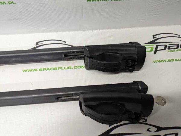 PXL_20250113_134227682_scaled-1.jpg Bagażnik dachowy bazowy na otwarte relingi Thule 775 Squarebar 120cm z napisem Renault.