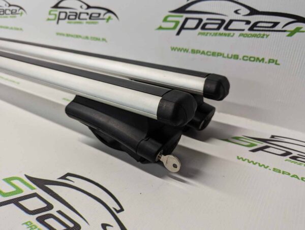 Bagażnik dachowy bazowy na otwarte relingi Thule 775 aerobar 120cm z napisem Renault.