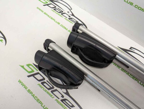 PXL_20250113_134356776_scaled-2.jpg Bagażnik dachowy bazowy na otwarte relingi Thule 775 aerobar 127cm z napisem Renault.