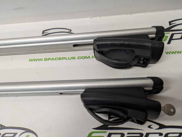 Bagażnik dachowy bazowy na otwarte relingi Thule 775 aerobar 135cm z napisem Renault.