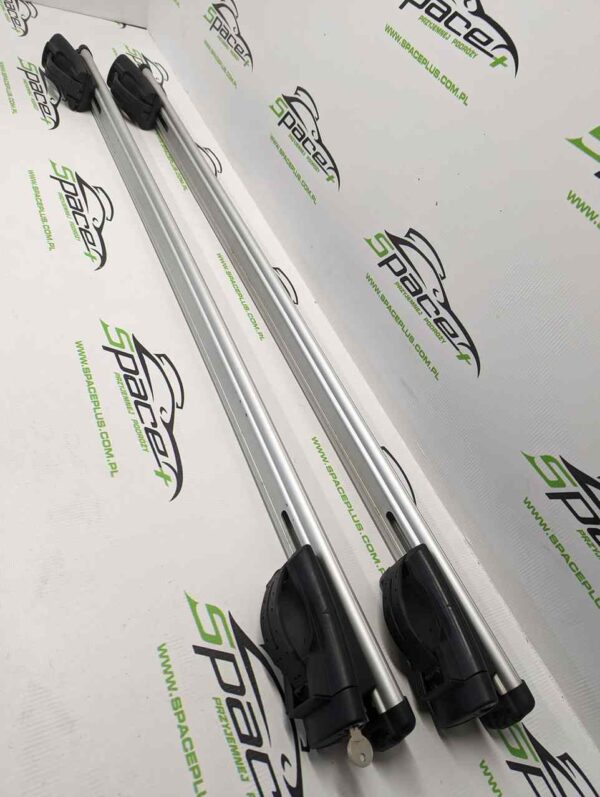 Bagażnik dachowy bazowy na otwarte relingi Thule 775 aerobar 108cm z napisem Renault.