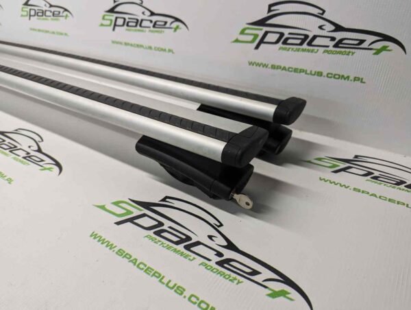 Bagażnik dachowy bazowy na otwarte relingi Thule 775 wingbar 127cm z napisem Renault.