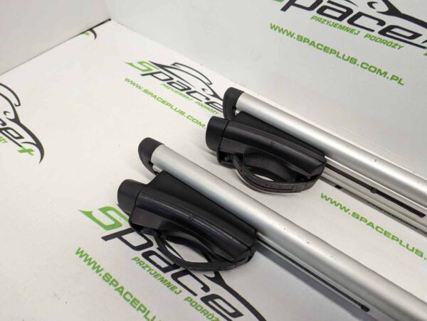 Bagażnik dachowy bazowy na otwarte relingi Thule 775 wingbar 127cm z napisem Renault.