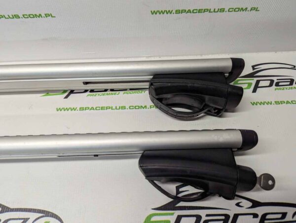 Bagażnik dachowy bazowy na otwarte relingi Thule 775 wingbar 127cm z napisem Renault.