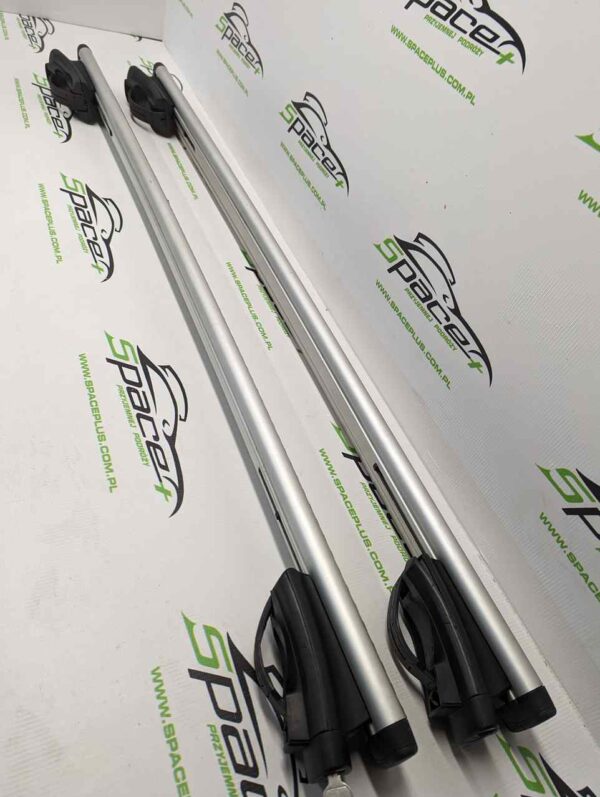 Bagażnik dachowy bazowy na otwarte relingi Thule 775 wingbar 135cm z napisem Renault.