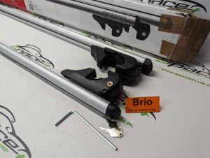 Bagażnik dachowy bazowy belki poprzeczki Brio na otwarte relingi.