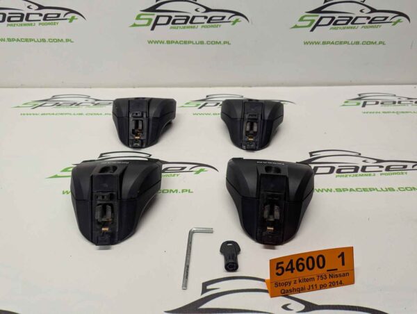 PXL_20260124_093329962_scaled.jpg Stopy bagażnika dachowego z kitem do samochodu Nissan Qashqai J11 po 2014 na relingi.