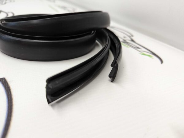 PXL_20240116_123316003_scaled.jpg Uszczelka do bagażników dachowych BMW Mini