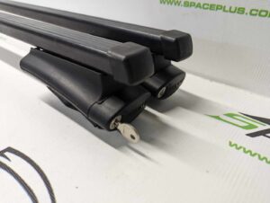 PXL_20250113_134208007_scaled.jpg Bagażnik dachowy bazowy na otwarte relingi Thule 775 Squarebar 127cm z napisem Renault.