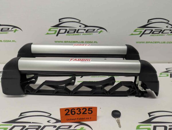 Uchwyt Fabbri na 2 pary nart lub 2 snowboardy na belki aluminiowe.