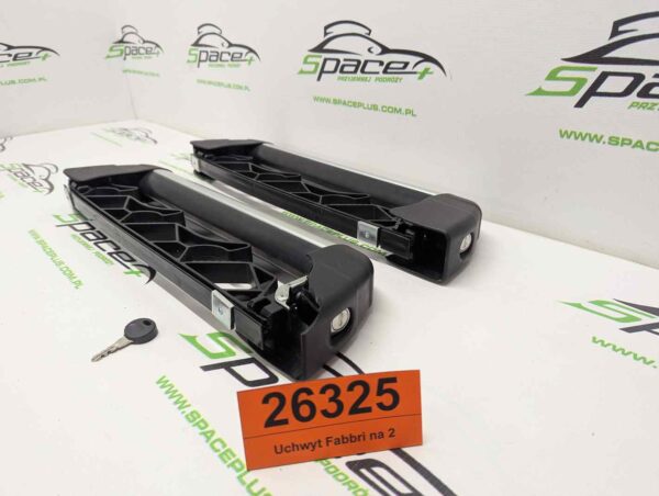 Uchwyt Fabbri na 2 pary nart lub 2 snowboardy na belki aluminiowe.