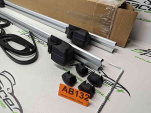 PXL_20250409_161535114_scaled-1.jpg Bagażnik dachowy bazowy belki poprzeczki Amazon Basics 132cm B083T53K3P na otwarte relingi.