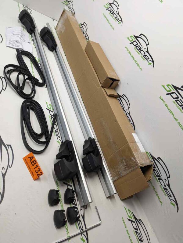 PXL_20250409_161613436_scaled-1.jpg Bagażnik dachowy bazowy belki poprzeczki Amazon Basics 132cm B083T53K3P na otwarte relingi.