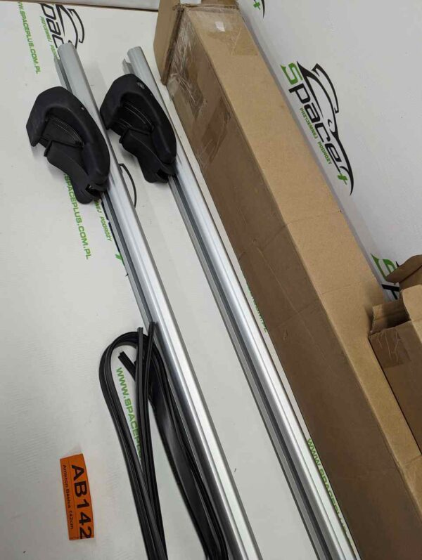 PXL_20250409_162333731_scaled-1.jpg Bagażnik dachowy bazowy belki poprzeczki Amazon Basics 142cm B083T54H2S na otwarte relingi.
