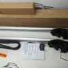 PXL_20250409_162335707_scaled-1.jpg Bagażnik dachowy bazowy belki poprzeczki Amazon Basics 142cm B083T54H2S na otwarte relingi.