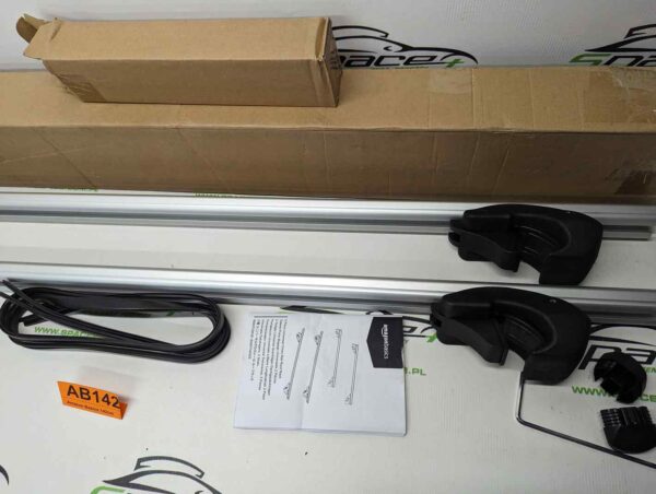 PXL_20250409_162335707_scaled-2.jpg Bagażnik dachowy bazowy belki poprzeczki Amazon Basics 142cm B083T54H2S na otwarte relingi.