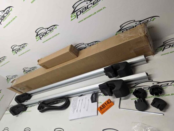 PXL_20250409_162344220_scaled-2.jpg Bagażnik dachowy bazowy belki poprzeczki Amazon Basics 142cm B083T54H2S na otwarte relingi.